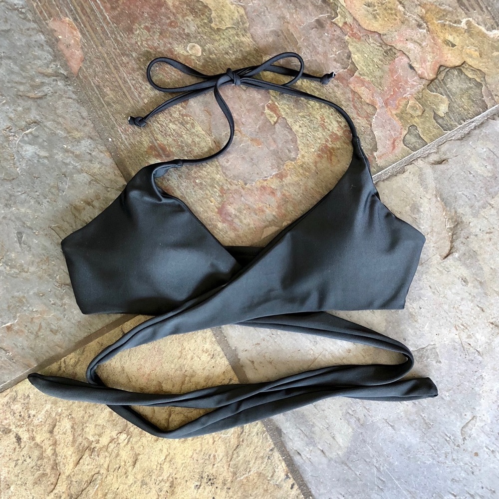Black wrap bikini top size medium NWOT